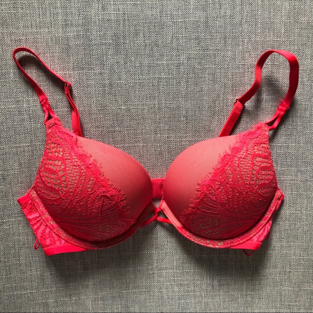 Victoria’s Secret Bombshell Plunge 32B